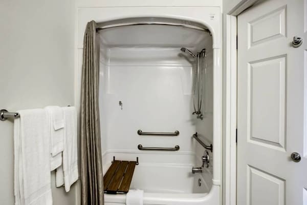 Foto van 1 tweepersoonsbed (queensize) | Magnetron (koelkast) | Roken mogelijk - BathRoom