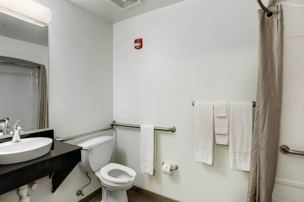 Foto van 1 tweepersoonsbed (queensize) | Magnetron (koelkast) | Roken mogelijk - BathRoom