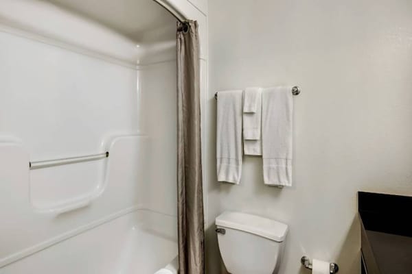 Foto van 1 tweepersoonsbed (queensize) | Magnetron (koelkast) | Roken mogelijk - BathRoom