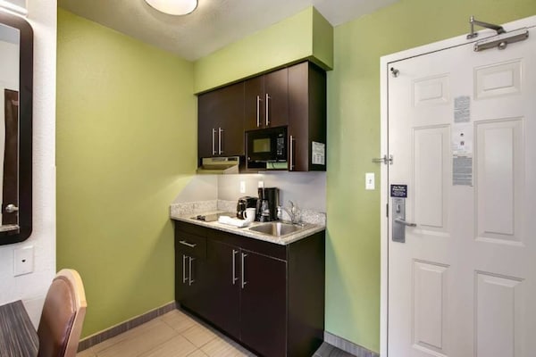 Foto van 1 tweepersoonsbed (queensize) | Magnetron (koelkast) | Roken mogelijk - Kitchen