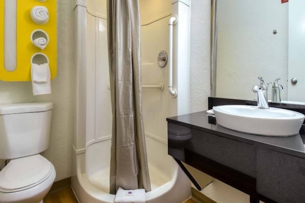 Foto van 1 tweepersoonsbed | Douche (conform ADA/RI-richtlijnen) - BathRoom