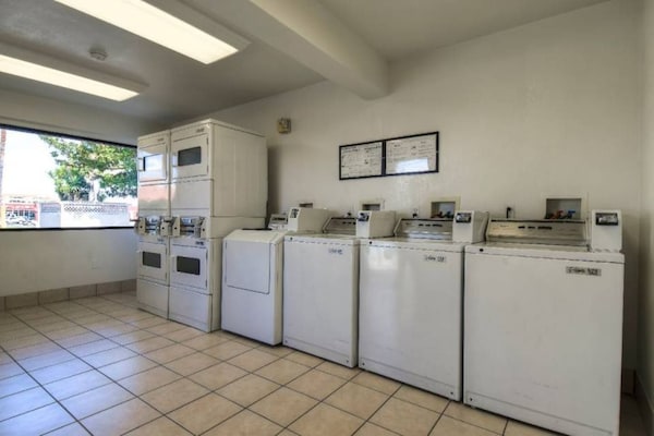 Foto van 1 tweepersoonsbed | Douche (conform ADA/RI-richtlijnen) - Facilities