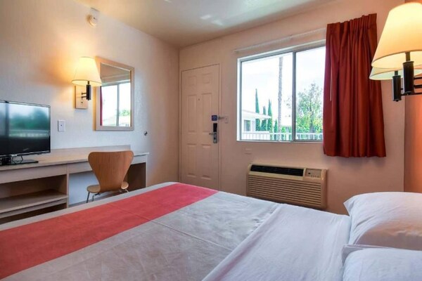 Foto van 1 tweepersoonsbed | Douche (conform ADA/RI-richtlijnen) - BedRoom