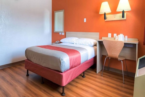 Foto van 1 tweepersoonsbed | Douche (conform ADA/RI-richtlijnen) - BedRoom