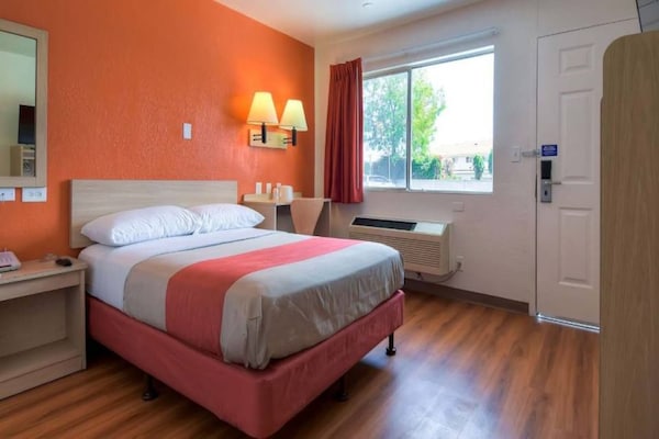 Foto van 1 tweepersoonsbed | Douche (conform ADA/RI-richtlijnen) - BedRoom