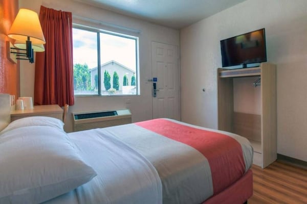 Foto van 1 tweepersoonsbed | Douche (conform ADA/RI-richtlijnen) - BedRoom