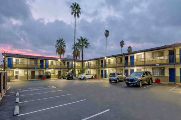 Foto van 1 kingsize bed | Mobil Acc RI Douche Suite Nsmk - Vakantiehuis in San Bernardino - ExteriorSummer