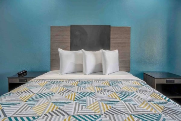 Foto van 1 kingsize bed | Mobil Acc RI Douche Suite Nsmk - Vakantiehuis in San Bernardino - BedRoom