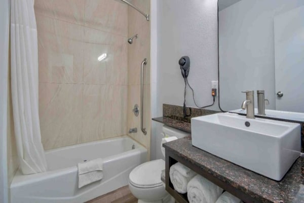 Foto van 1 kingsize bed | Mobil Acc RI Douche Suite Nsmk - Vakantiehuis in San Bernardino - BathRoom