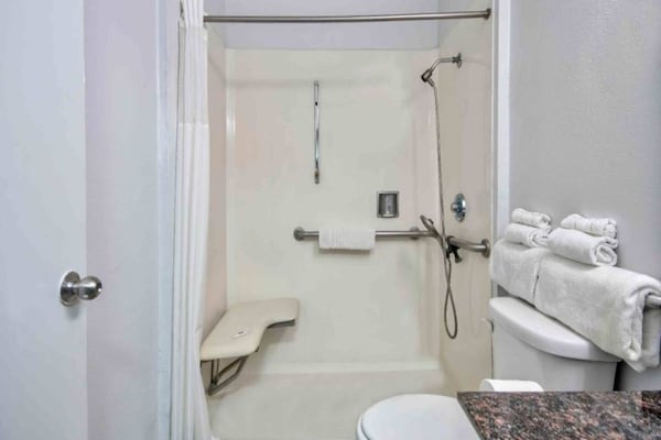 Foto van 1 kingsize bed | Mobil Acc RI Douche Suite Nsmk - Vakantiehuis in San Bernardino - BathRoom