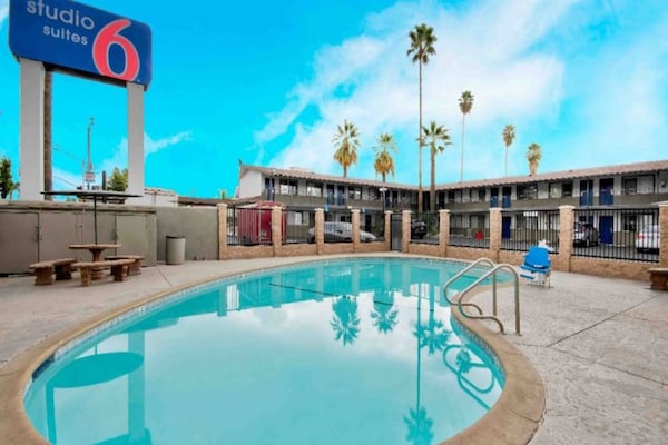 Foto van 1 kingsize bed | Mobil Acc RI Douche Suite Nsmk - Vakantiehuis in San Bernardino - Pool