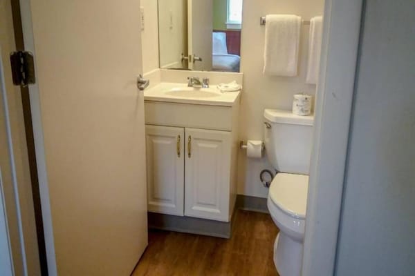 Foto van 1 Queensize Bed | Keuken - Vakantiehuis in Greensboro - BathRoom