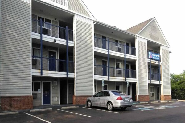 Foto van 1 Queensize Bed | Keuken - Vakantiehuis in Greensboro - ExteriorSummer