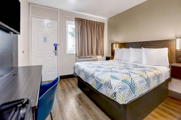 Foto van 1 tweepersoonsbed | Rolstoeltoegankelijke/RI-douche - BedRoom