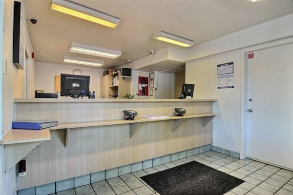 Foto van 1 tweepersoonsbed | Rolstoeltoegankelijke/RI-douche - FloorPlan