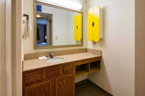 Foto van 1 tweepersoonsbed (queensize) | Toegankelijke douche (ADA/RI) / Rookvrij - BathRoom