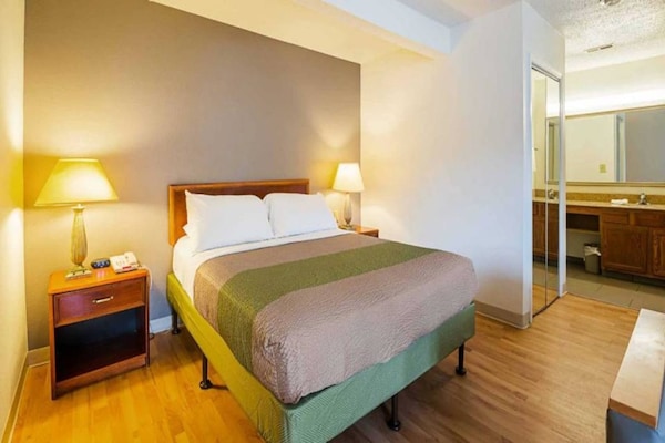 Foto van 1 tweepersoonsbed (queensize) | Roken mogelijk - Vakantiehuis in Greensboro - BedRoom
