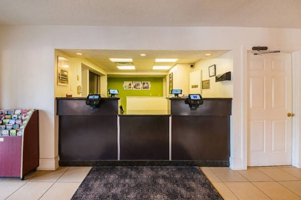 Foto van 1 tweepersoonsbed (queensize) | Roken mogelijk - Vakantiehuis in Greensboro - ExteriorSummer