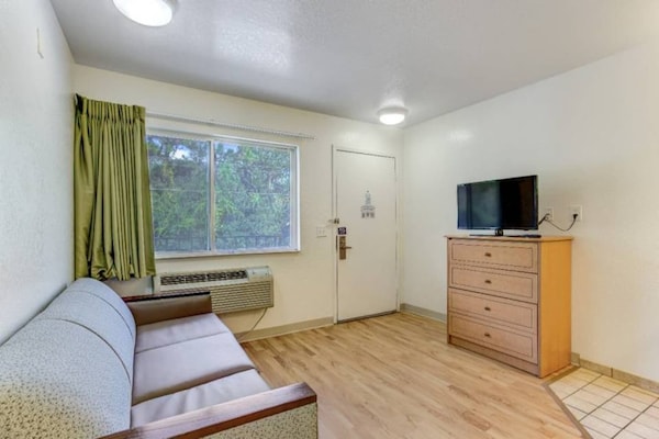 Foto van 1 tweepersoonsbed (queensize) | Magnetron (koelkast), Roken toegestaan - BedRoom