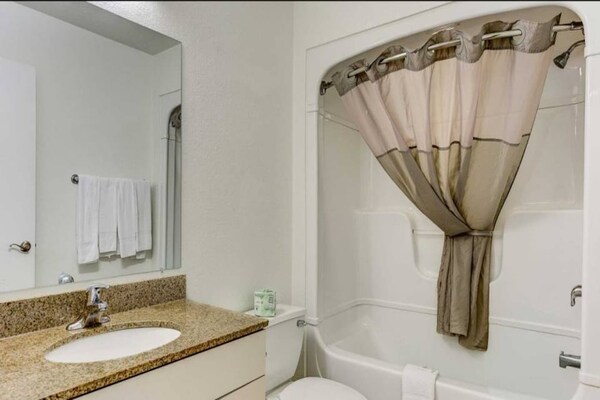 Foto van 1 tweepersoonsbed (queensize) | Magnetron (koelkast), Roken toegestaan - BathRoom