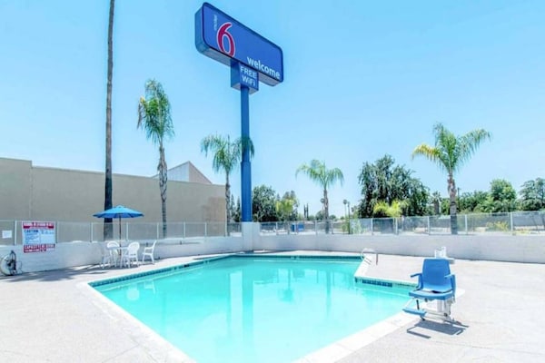 Foto van 1 Queensize Bed | Roken, Mini Koelkast - Vakantiehuis in Bakersfield - Pool