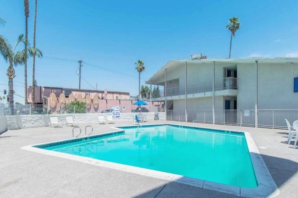 Foto van 1 Queensize Bed | Roken, Mini Koelkast - Vakantiehuis in Bakersfield - Pool