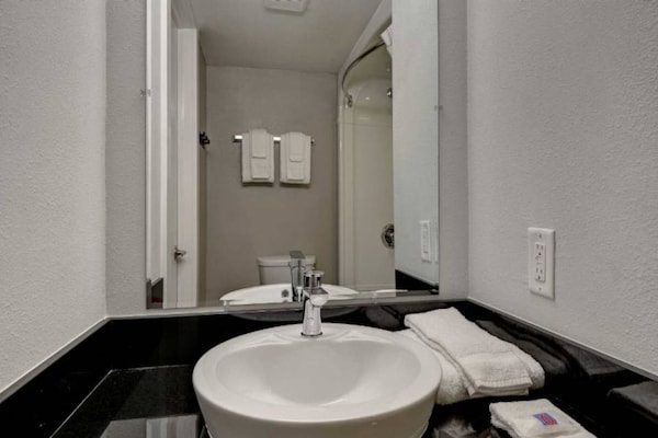 Foto van 1 tweepersoonsbed (queensize)|Toegankelijk voor mindervaliden|Badkuip|Keuken - BathRoom