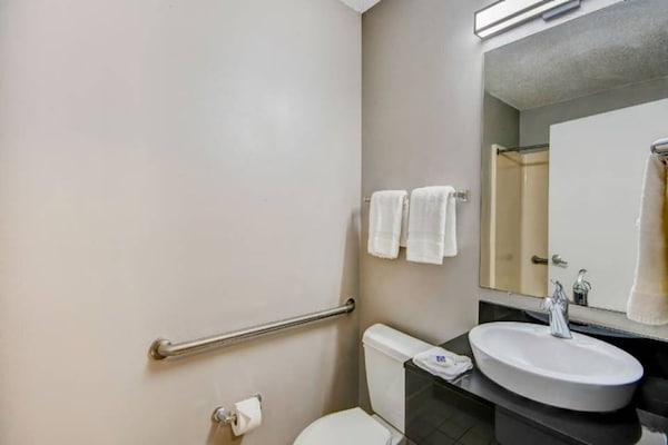 Foto van 1 tweepersoonsbed (queensize) | Roken mogelijk - Vakantiehuis in Ocean Springs - BathRoom