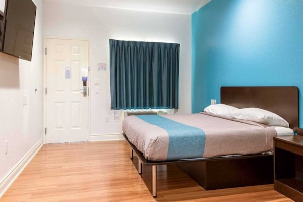 Foto van 1 kingsize bed | Badkuip met mobiele t - Vakantiehuis in Houston - BedRoom