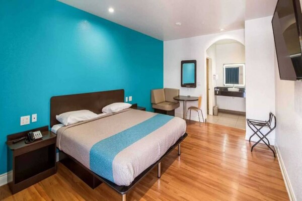 Foto van 1 kingsize bed | Badkuip met mobiele t - Vakantiehuis in Houston - BedRoom