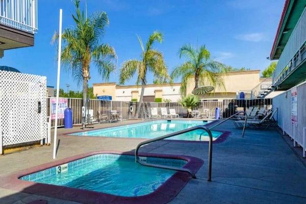 Foto van 1 kingsize bed | Rookvrij, Keuken - Vakantiehuis in Fresno CA - Pool