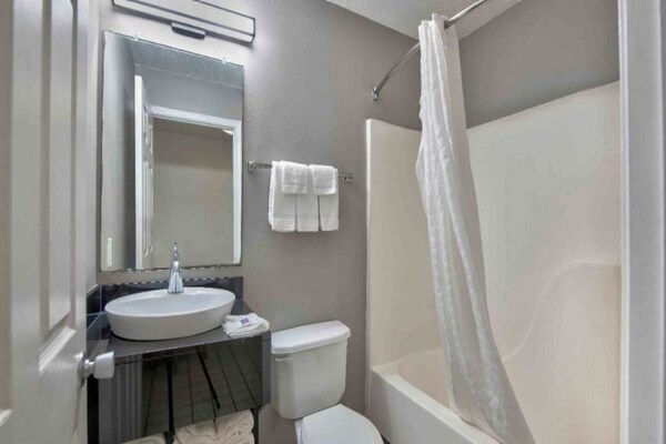 Foto van 1 tweepersoonsbed (queensize) | Roken mogelijk - Vakantiehuis in Pascagoula - BathRoom