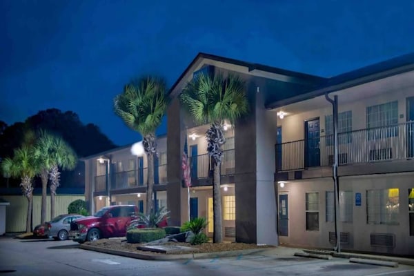 Foto van 1 tweepersoonsbed (queensize) | Roken mogelijk - Vakantiehuis in Pascagoula - ExteriorSummer