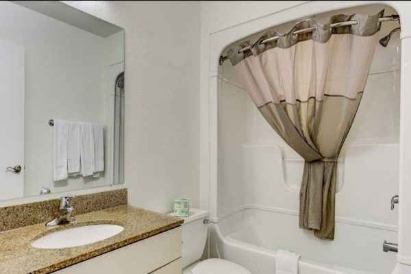 Foto van 1 tweepersoonsbed (queensize) | Rookvrij - Vakantiehuis in Kissimmee - BathRoom