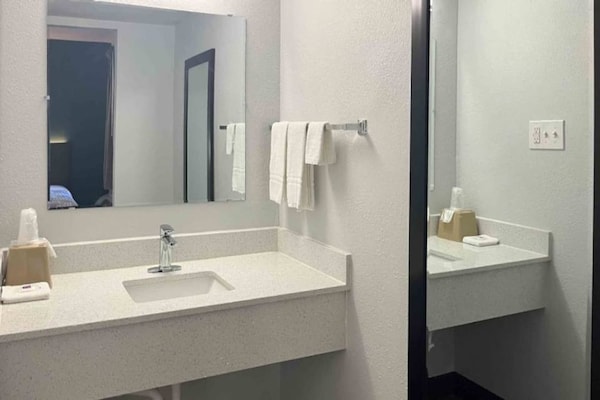 Foto van 1 King Bed | Niet-rokende, Keuken - Vakantiehuis in Huntsville AL - BathRoom