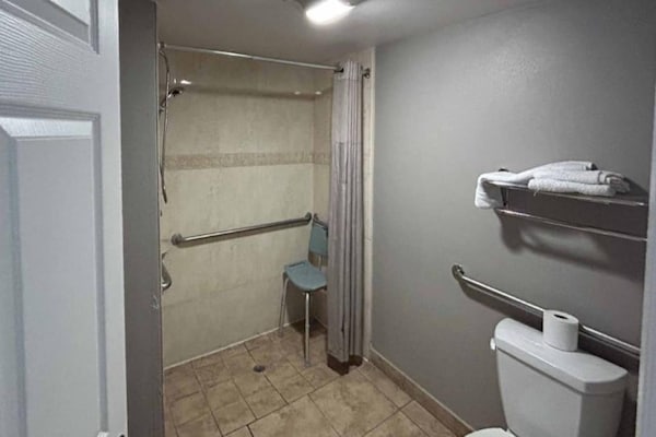 Foto van 1 kingsize bed | Zakelijk, NSMK, koelkast - Vakantiehuis in Mojave - BathRoom