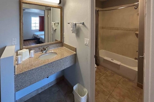 Foto van 1 kingsize bed | Zakelijk, NSMK, koelkast - Vakantiehuis in Mojave - BathRoom