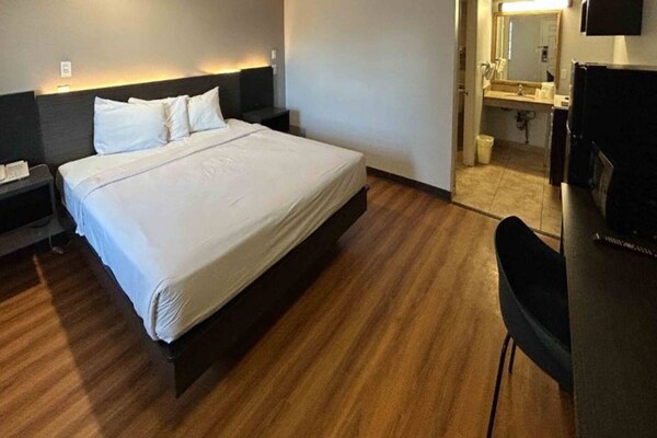 Foto van 1 kingsize bed | Zakelijk, NSMK, koelkast - Vakantiehuis in Mojave - BedRoom