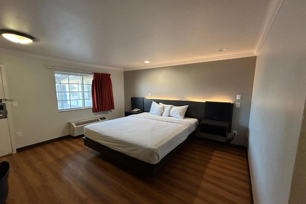 Foto van 1 kingsize bed | Zakelijk, NSMK, koelkast - Vakantiehuis in Mojave - BedRoom