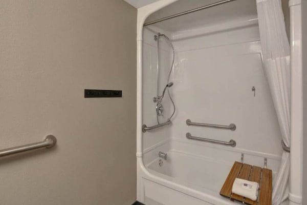 Foto van 1 kingsize bed | Rookvrij, Keuken - Vakantiehuis in Jacksonville - BathRoom