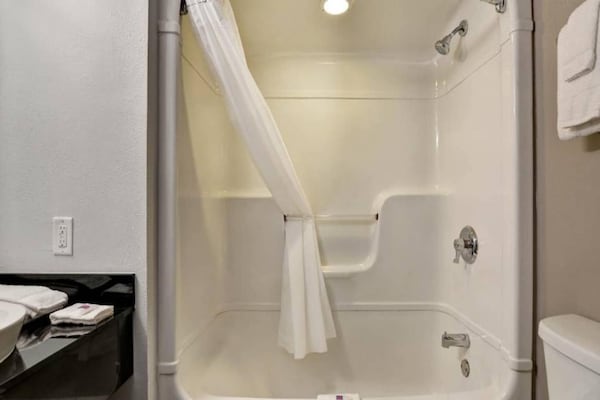Foto van 1 kingsize bed | Rookvrij, Keuken - Vakantiehuis in Jacksonville - BathRoom