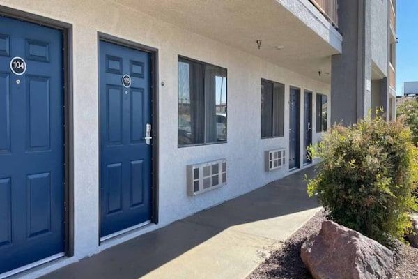 Foto van 1 kingsize bed | Suite, rookvrij - Vakantiehuis in Barstow - ExteriorSummer