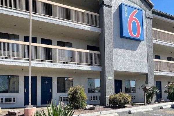 Foto van 1 kingsize bed | Suite, rookvrij - Vakantiehuis in Barstow - ExteriorSummer