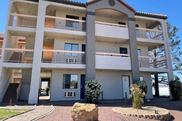 Foto van 1 kingsize bed | Suite, rookvrij - Vakantiehuis in Barstow - ExteriorSummer