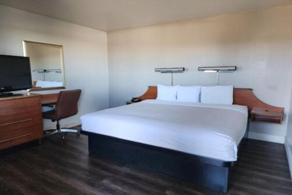 Foto van 1 kingsize bed | Suite, rookvrij - Vakantiehuis in Barstow - BedRoom