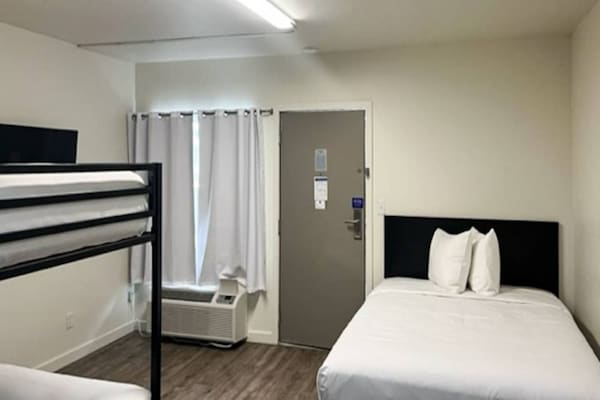 Foto van 1 tweepersoonsbed (Queensize) | Badkuip met mobiele toegang | Keuken (Nsmk) - BedRoom