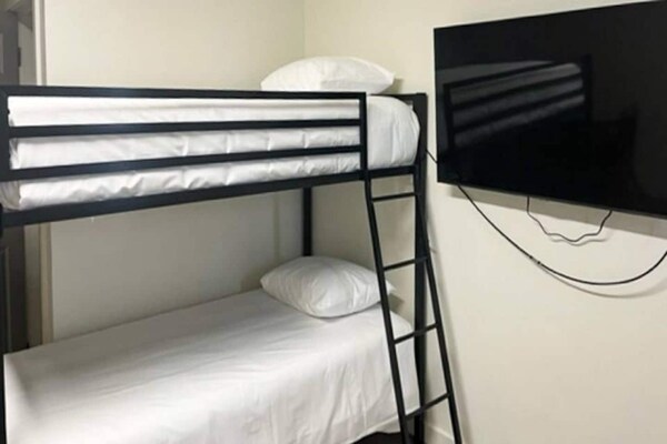 Foto van 1 tweepersoonsbed (Queensize) | Badkuip met mobiele toegang | Keuken (Nsmk) - BedRoom
