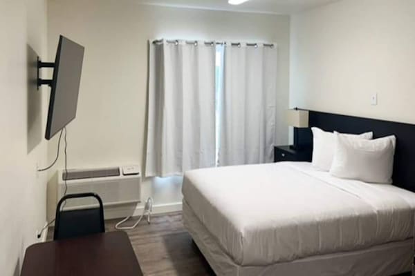Foto van 1 tweepersoonsbed (Queensize) | Badkuip met mobiele toegang | Keuken (Nsmk) - BedRoom