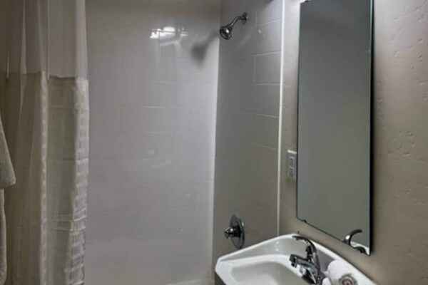 Foto van 1 tweepersoonsbed (Queensize) | Badkuip met mobiele toegang | Keuken (Nsmk) - BathRoom