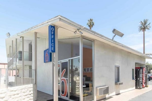 Foto van 1 Queensize Bed | Niet-rokende, Mini Koelkast - Vakantiehuis in Bakersfield - ExteriorSummer
